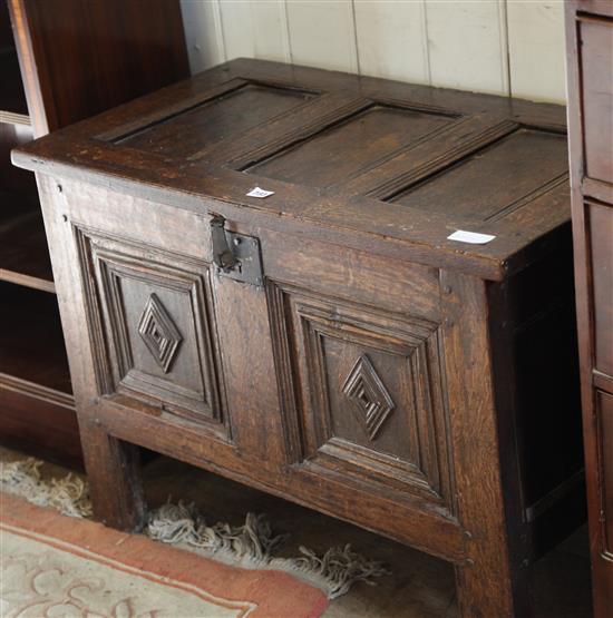 Small pannelled oak coffer